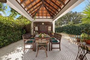 Outdoor dining - Villa 'Little Paradise 25 Min From Lisbon' with Private Pool, Private Terrace and Wi-Fi (Azeitão)