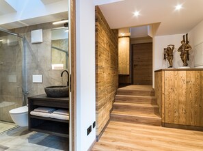 Een douche, een haardroger, handdoeken