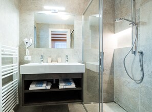 Douche, sèche-cheveux, serviettes fournies