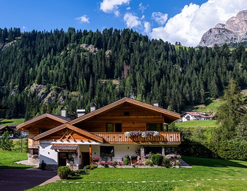 Apartment "Piciulei Grant" with Mountain View, Garden, and Wi-Fi