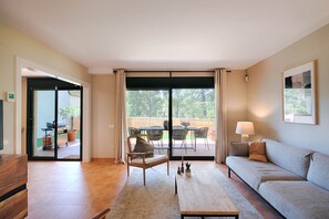 Living area - Apartment 'Casa Joaquim Begur' with Mountain View, Wi-Fi and Air Conditioning (Begur)