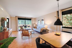 Living area - Apartment 'Casa Joaquim Begur' with Mountain View, Wi-Fi and Air Conditioning (Begur)