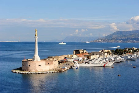 Marina. Holiday Apartment "Damilhouse 1" with Balcony & Wi-Fi