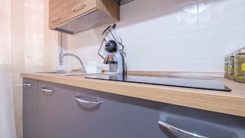 Fridge, oven, stovetop, coffee/tea maker