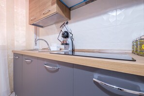 Jääkaappi, uuni, liesi, kahvin-/teenkeitin