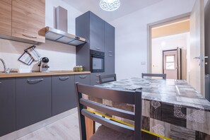 Jääkaappi, uuni, liesi, kahvin-/teenkeitin