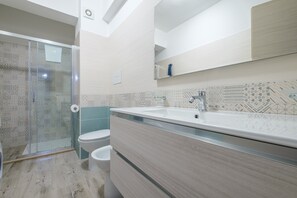 Suihku, hiustenkuivaaja, pyyhkeet