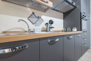 Jääkaappi, uuni, liesi, kahvin-/teenkeitin