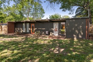 Exterior - Retro Vibes | Mid-Century Gem in Springfield (Springfield)