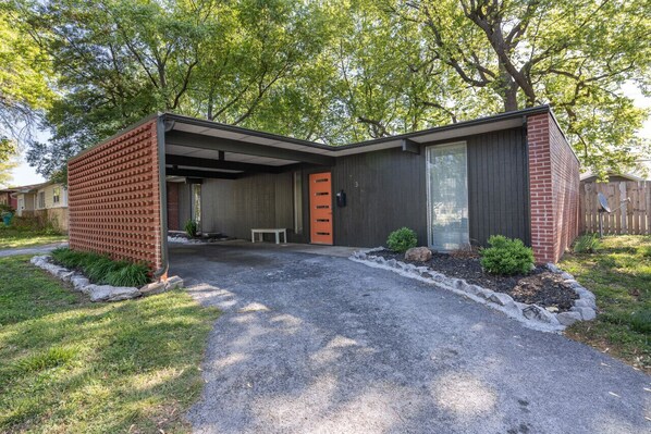 Exterior - Retro Vibes | Mid-Century Gem in Springfield (Springfield)
