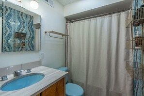 Hair dryer, towels - Retro Vibes | Mid-Century Gem in Springfield (Springfield)