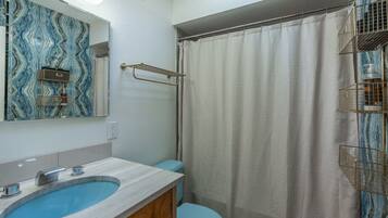 Sèche-cheveux, serviettes fournies