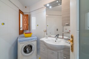 Douche, sèche-cheveux, serviettes fournies