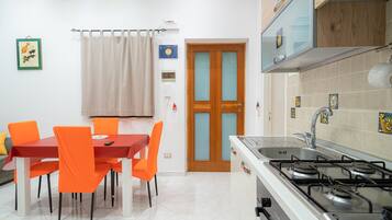 Frigorifero, microonde, forno, piano cottura
