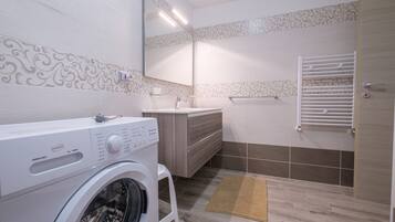 Dusche, Haartrockner, Handtücher