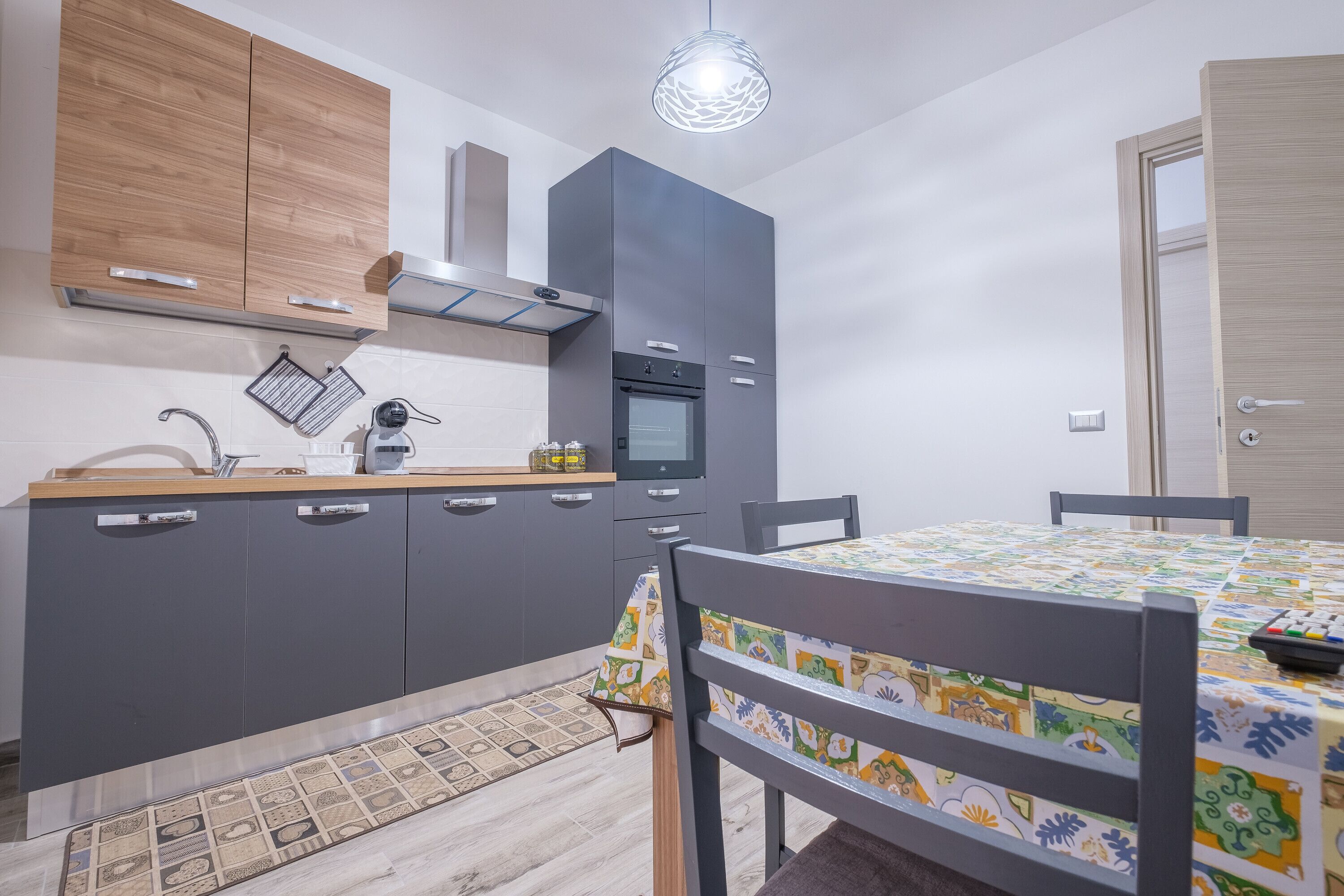 Kühlschrank, Ofen, Herdplatte, Wasserkocher mit Kaffee-/Teezubehör