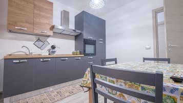 Jääkaappi, uuni, liesi, kahvin-/teenkeitin