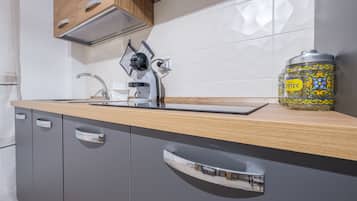 Kühlschrank, Ofen, Herdplatte, Wasserkocher mit Kaffee-/Teezubehör