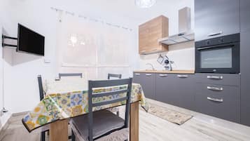 Refrigerador, horno, parrilla de estufa y cafetera y tetera