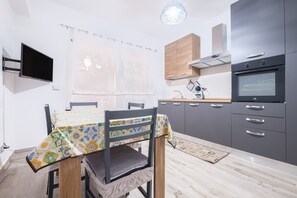 Geladeira, fogão, cooktop, cafeteira/chaleira