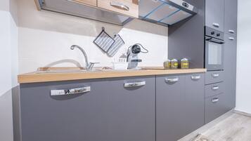 Refrigerador, horno, parrilla de estufa y cafetera y tetera