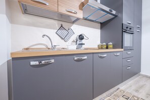 Geladeira, fogão, cooktop, cafeteira/chaleira