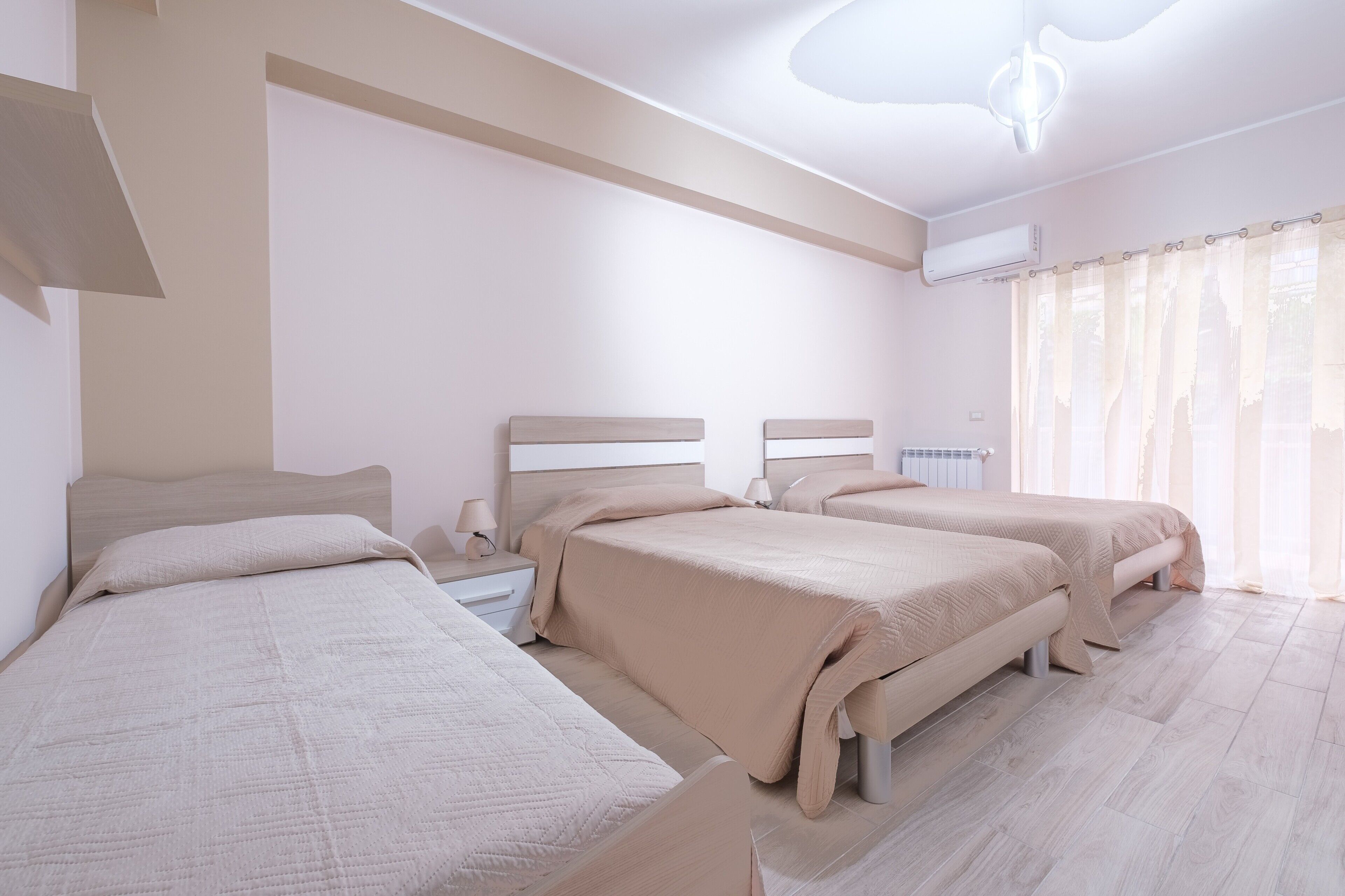 4 camere, Wi-Fi gratuito, lenzuola