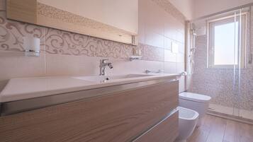 Doccia, asciugacapelli, asciugamani