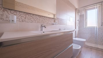 Doccia, asciugacapelli, asciugamani