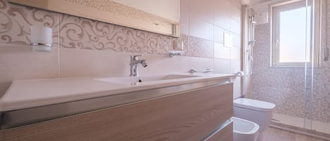 Douche, sèche-cheveux, serviettes fournies