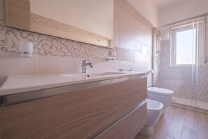 Een douche, een haardroger, handdoeken