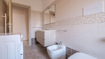 Doccia, asciugacapelli, asciugamani