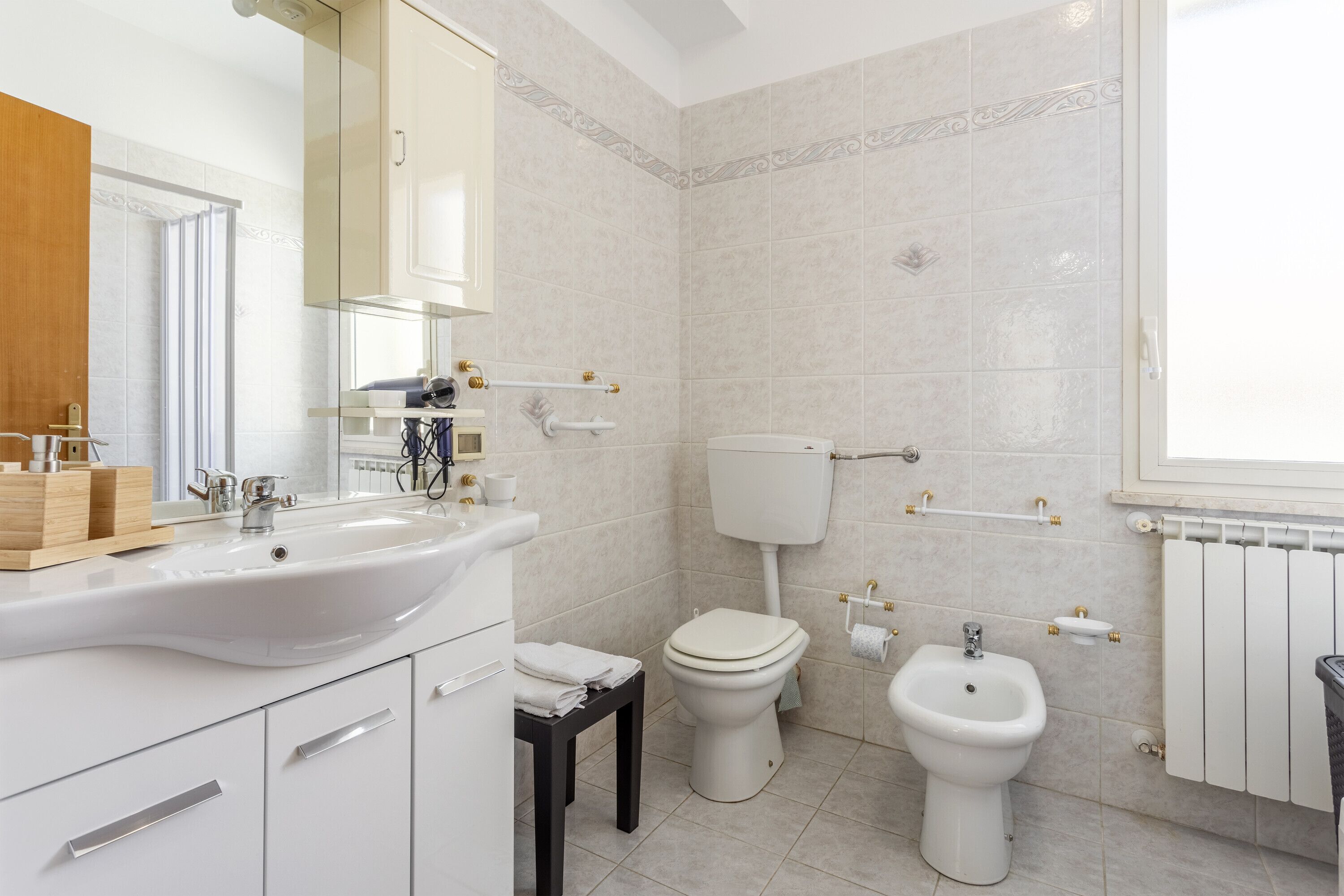 Bathtub, hair dryer, towels