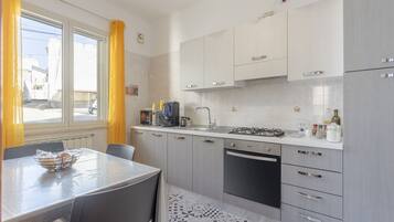 Geladeira, micro-ondas, fogão, cooktop