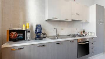 Køleskab, mikrobølgeovn, ovn, kogeplade