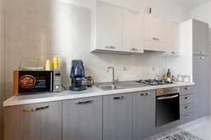 Kylskåp, mikrovågsugn, ugn och spishäll