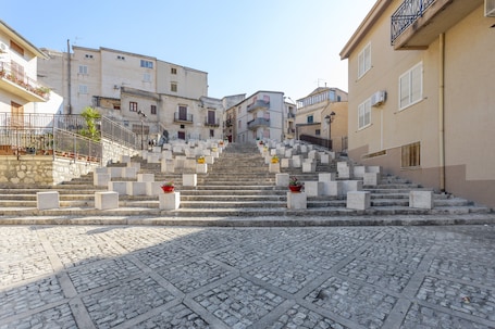 Property grounds. Holiday Apartment "Contessa Vacanze Byron" with Mountain View, 2 Balconies and Wi-Fi