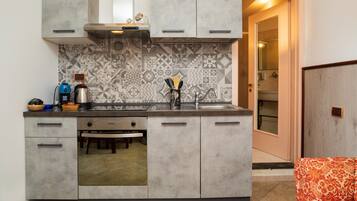 Fridge, oven, stovetop, coffee/tea maker