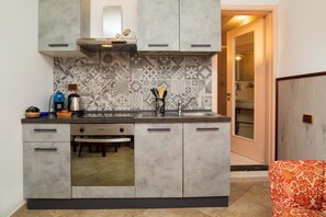 Kühlschrank, Ofen, Herdplatte, Wasserkocher mit Kaffee-/Teezubehör