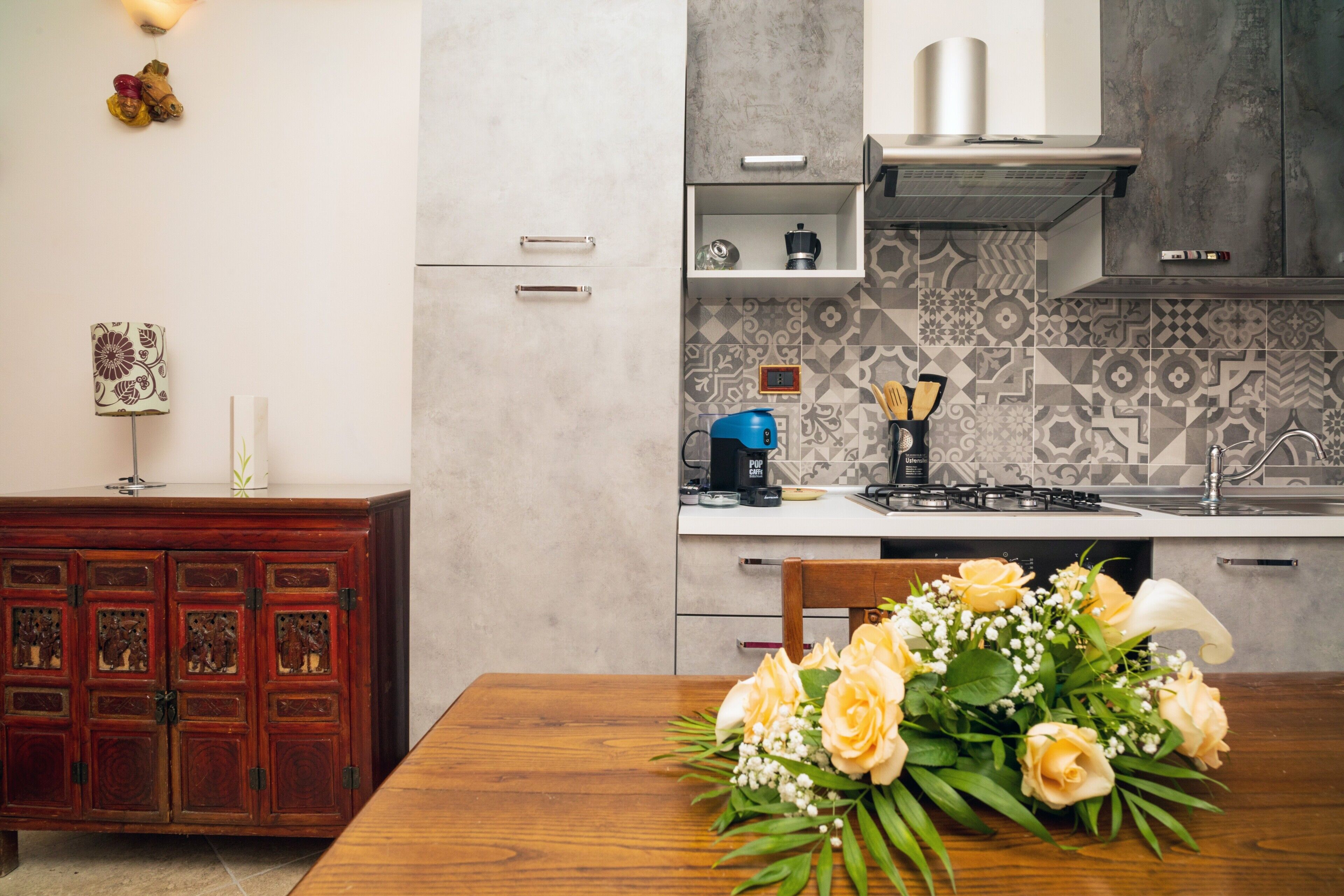 Réfrigérateur, four, plaque de cuisson, cafetière/bouilloire