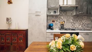 Réfrigérateur, four, plaque de cuisson, cafetiÚre/bouilloire