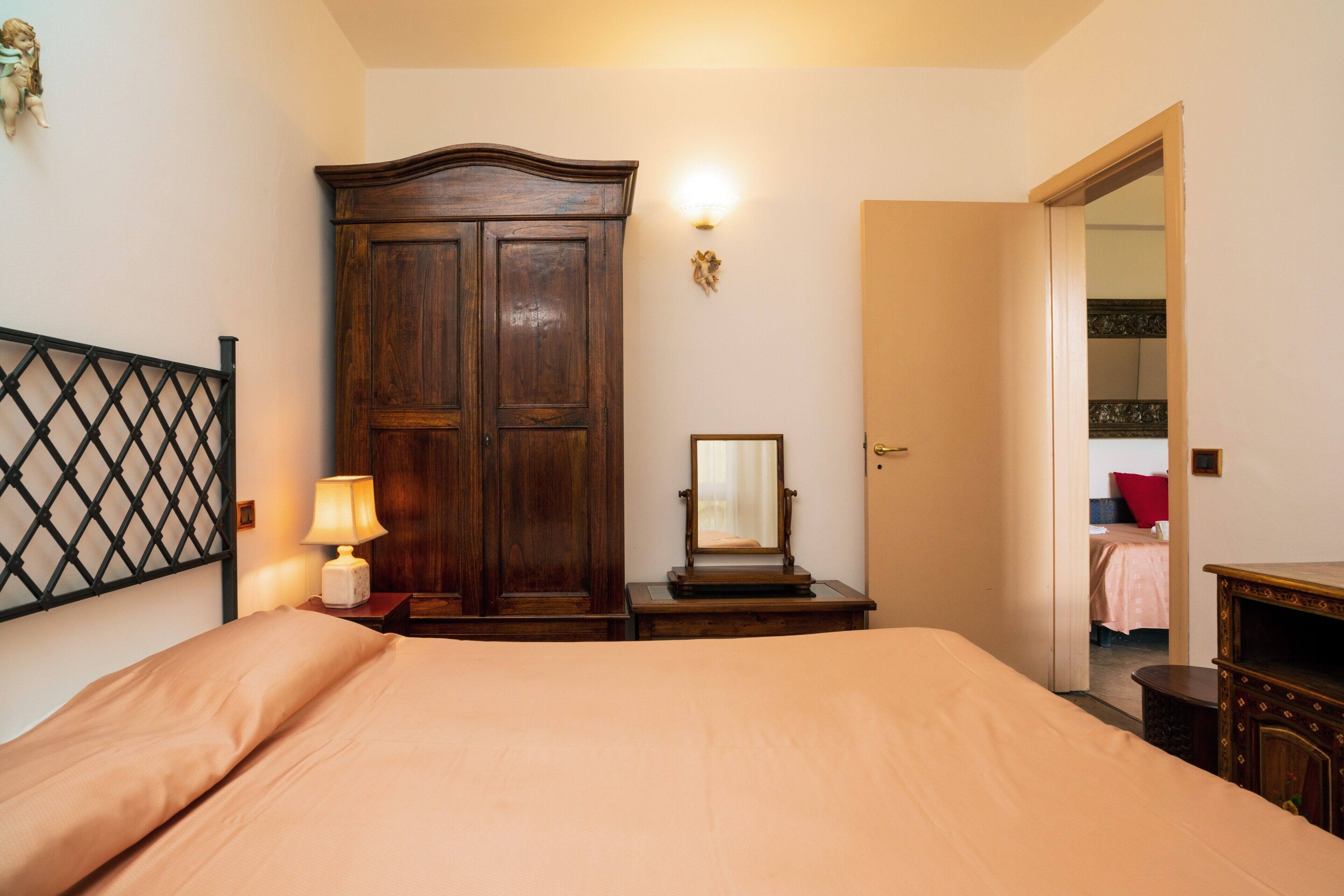 1 slaapkamer, een strijkplank/strijkijzer, gratis wifi, beddengoed