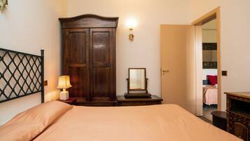 1 slaapkamer, een strijkplank/strijkijzer, gratis wifi, beddengoed