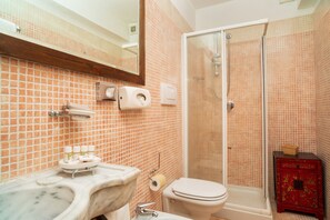 Een douche, een haardroger, handdoeken