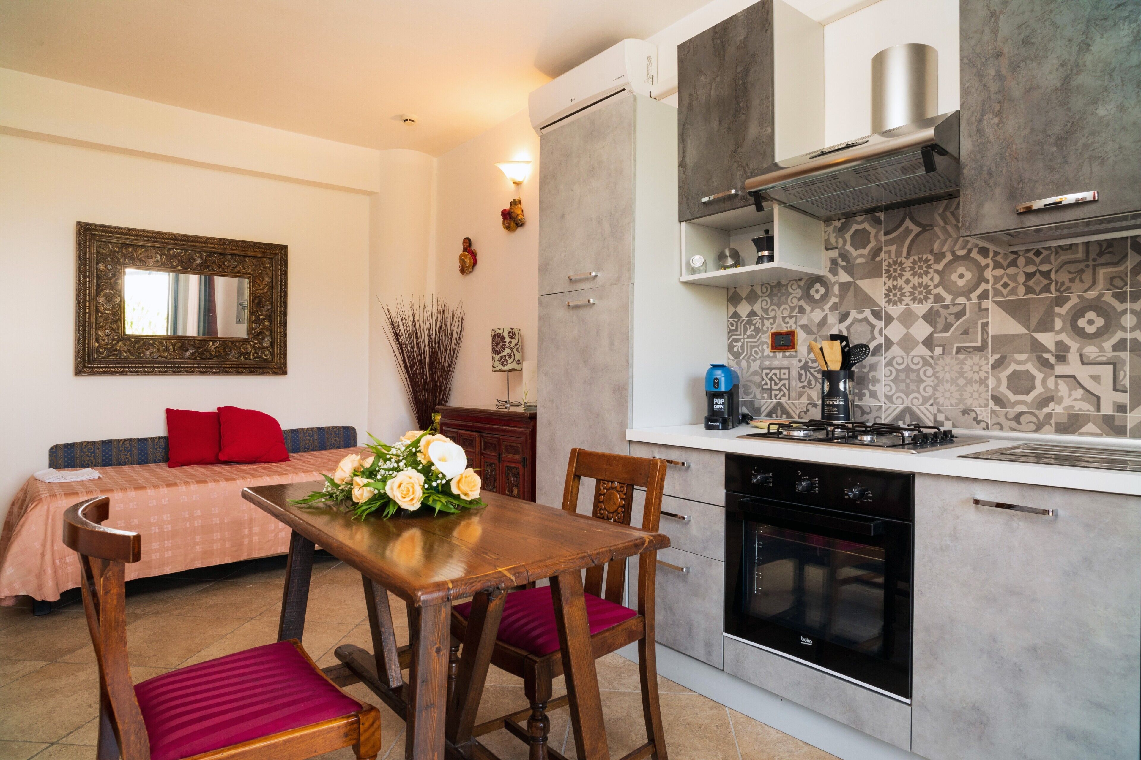 Réfrigérateur, four, plaque de cuisson, cafetière/bouilloire