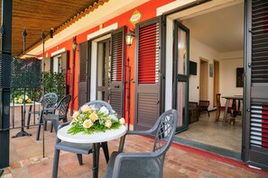 Outdoor dining - Holiday Apartment 'Garden Cottage I Dammusi - Arancio' with Mountain View, Shared Pool & Wi-Fi (Castelmola)