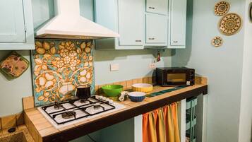 Frigorifero, microonde, forno, piano cottura