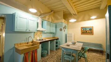 Frigorifero, microonde, forno, piano cottura