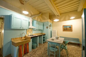 Frigorifero, microonde, forno, piano cottura