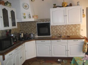 Kylskåp, mikrovågsugn, ugn och spishäll